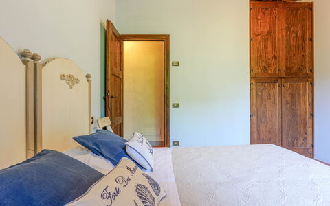 Villa Jasmine 8: Madera, Diseño De Interiores, Habitación, Mueble, Cama, Sábana, Piso, Suelo, Habitación, Lecho