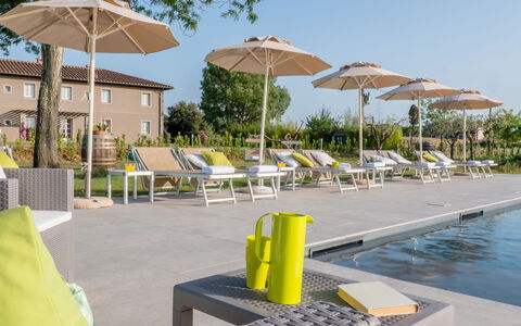 Villa Iole 14: Mueble Para Exteriores, Inmuebles, Recurso, Silla, Paraguas, Sunlounger, Paisajismo, Césped, Piscina, Villa