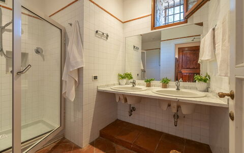 Villa la Pizzichina 10: Lavabo Del Baño, Diseño De Interiores, Arreglo De Tubería, Baño, Piso, Lavabo, Suelo, Techo, Mueble, Grifo