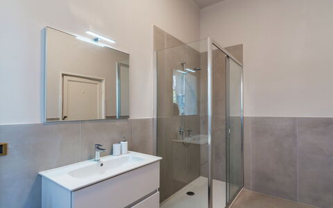 Villa la Cicaliera 10: Piso, Suelo, Baño, Arreglo De Tubería, Diseño De Interiores, Plomería, Grifo, Espejo, Habitación, Mueble De Baño