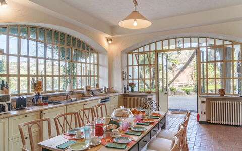 Villa la Cicaliera 10: Mueble, Diseño De Interiores, Mesa, Silla, Cocina Y Comedor Mesa, Piso, Encendiendo, Techo, Cocina, Comedor