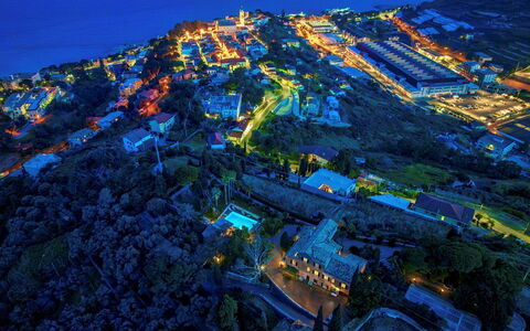 Villa la Cicaliera 10: Ciudad, Vista Panorámica, Paisaje, Fotografía Aérea, Atracción Turística, Suburbio, Costa, Noche, Urbano, Ciudad De Vacaciones