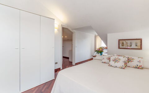 Villa Lia 10: Diseño De Interiores, Piso, Madera, Suelo, Techo, Mueble, Habitación, Cama, Habitación, Casa