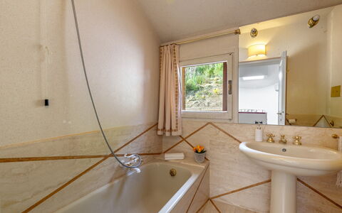 Villa Lia 10: Baño, Arreglo De Tubería, Bañera, Piso, Diseño De Interiores, Suelo, Plomería, Grifo, Encendiendo, Techo
