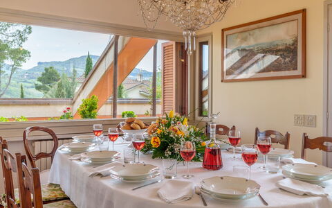 Villa Lia 10: Mueble, Mesa, Diseño De Interiores, Manteles, Silla, Comedor, Vajilla, Cocina Y Comedor Mesa, Techo, Linos