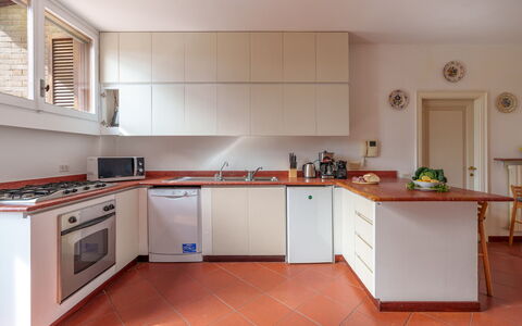 Villa Lia 10: Aparato De Cocina, Cocina, Mostrador, Electrodoméstico, Gabinetes, Piso, Diseño De Interiores, Madera, Electrodoméstico, Estufa De Cocina