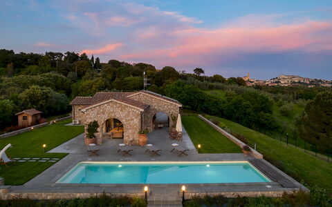 Villa la Casina 4: Piscina, Inmuebles, Hacienda, Casa De Campo, Villa, Paisajismo, Patio, Mansión, Oscuridad