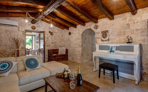Trulli Italia 6+2: Mueble, Pared, Piso, Diseño De Interiores, Suelo, Techo, Mesa, Sofá, Habitación, Sala