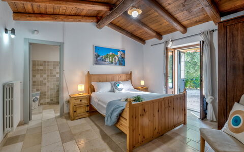 Trulli Italia 6+2: Mueble, Diseño De Interiores, Pared, Piso, Madera, Suelo, Techo, Cama, Habitación, Casa