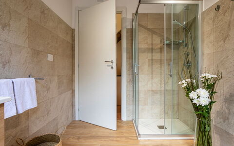 Vigne Dell'Etna 6: Piso, Suelo, Pared, Diseño De Interiores, Madera, Arreglo De Tubería, Baño, Puerta, Encendiendo, Habitación