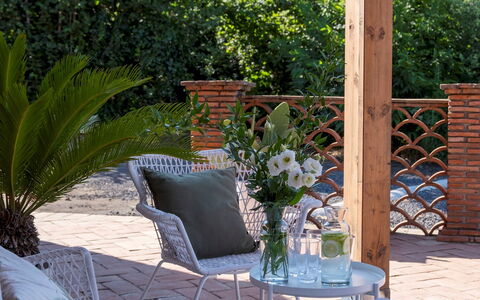 Vigne Dell'Etna 6: Mueble, Mueble Para Exteriores, Silla, Mesa Al Aire Libre, Maceta, Mesa, Jardín, Patio, Mimbre, Sombra