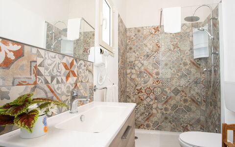 Profumo di Zagara 6+2: Piso, Diseño De Interiores, Suelo, Loseta, Techo, Arreglo De Tubería, Baño, Lámpara, Grifo, Lavabo