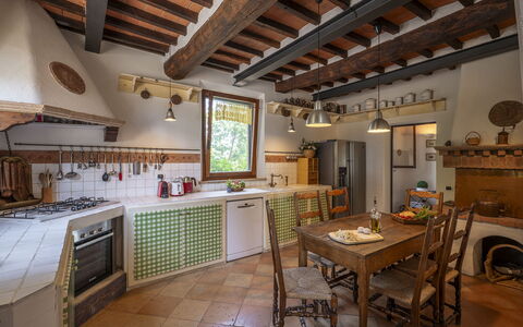 Podere Casanovina 12: Cocina, Diseño De Interiores, Mueble, Piso, Madera, Mostrador, Casa, Aparato De Cocina, Gabinetes, Suelo