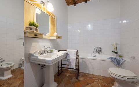 Podere Casanovina 12: Baño, Arreglo De Tubería, Piso, Diseño De Interiores, Lavabo Del Baño, Suelo, Lavabo, Grifo, Plomería, Baño