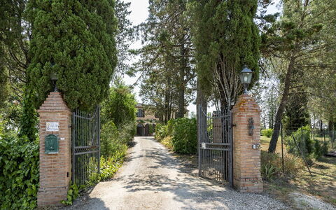 Podere Casanovina 12: Arbusto, Jardín, Portón, Inmuebles, Entrada De Coches, Paisajismo, Hacienda, Hojas Perennes, Cerca