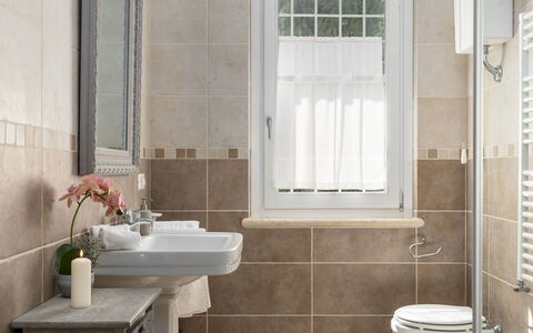 La Casetta 12: Baño, Arreglo De Tubería, Diseño De Interiores, Lavabo, Piso, Grifo, Suelo, Plomería, Lavabo Del Baño, Baño