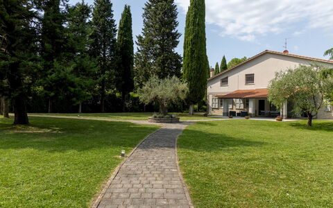 La Casetta 12: Árbol, Casa, Arbusto, Césped, Jardín, Inmuebles, Cabaña, Sombra, Paisajismo, Yarda