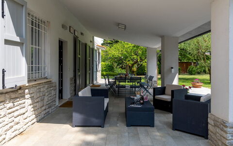 La Casetta 12: Mueble, Mueble Para Exteriores, Silla, Piso, Sombra, Mesa, Suelo, Mesa Al Aire Libre, Porche, Patio