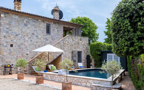 Villa Aperolli 4: Azul, Piscina, Casa, Casa, Maceta, Cabaña, Planta De Casa, Jardín, Paraguas, Inmuebles