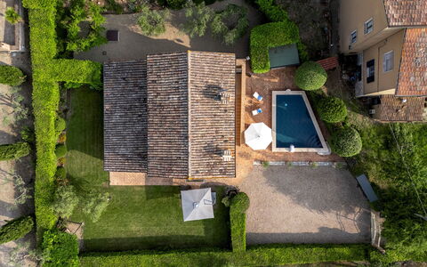 Villa Aperolli 4: Barrio Residencial, Piscina, Casa, Casa, El Terreno Del Lote, Techo, Diseño Urbano, Jardín, Inmuebles, Paisajismo