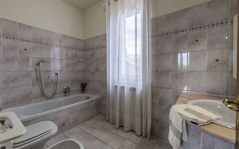 Podere Gellino 14: Piso, Arreglo De Tubería, Baño, Suelo, Diseño De Interiores, Grifo, Plomería, Lavabo, Loseta, Habitación