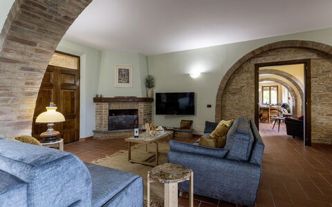 Podere Gellino 14: Mueble, Pared, Diseño De Interiores, Piso, Techo, Sofá, Suelo, Habitación, Encendiendo, Sala