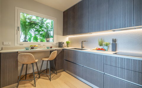 Dimora Mareblu 6: Cocina, Diseño De Interiores, Mostrador, Madera, Gabinetes, Piso, Aparato De Cocina, Electrodoméstico, Electrodoméstico, Mueble