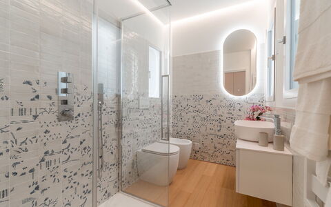 Dimora Mareblu 6: Piso, Diseño De Interiores, Pared, Suelo, Arreglo De Tubería, Baño, Techo, Plomería, Lámpara, Encendiendo