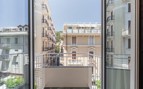 Dimora Mareblu 6: Departamento, Material Compuesto, Balcón, Vaso, Condominio, Sombra, Pretil, Aluminio, La Luz Del Día, Acero