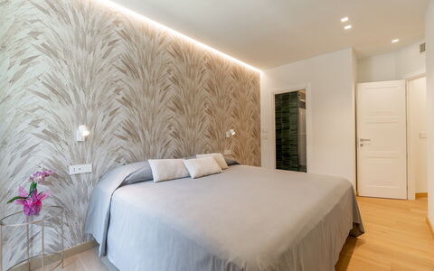Dimora Mareblu 6: Diseño De Interiores, Pared, Piso, Suelo, Madera, Techo, Mueble, Habitación, Cama, Habitación