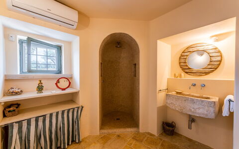 Trullo Magnifico 8: Pared, Diseño De Interiores, Piso, Suelo, Techo, Arreglo De Tubería, Encendiendo, Bañera, Habitación, Baño