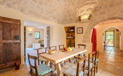Trullo Magnifico 8: Mueble, Pared, Diseño De Interiores, Piso, Mesa, Silla, Cocina Y Comedor Mesa, Techo, Comedor, Suelo
