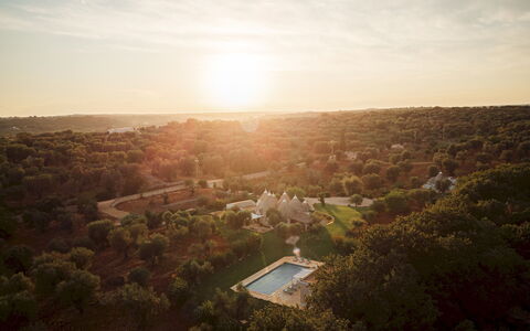 Trullo Magnifico 8: Árbol, Naturaleza, Paisaje, Horizonte, Ecorregión, El Terreno Del Lote, Luz De Sol, Mañana, Fotografía Aérea, Plantación