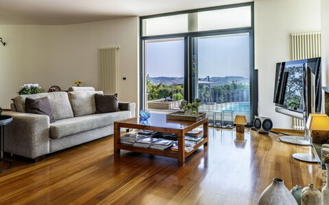 Villa Amyra 6+2: Mueble, Diseño De Interiores, Piso, Sofá, Suelo, Sala, Madera, Habitación, Techo, Mesa