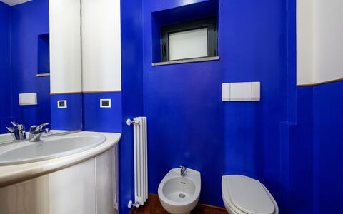 Villa Amyra 6+2: Azul, Piso, Arreglo De Tubería, Suelo, Baño, Plomería, Loseta, Grifo, Lavabo, Pintar