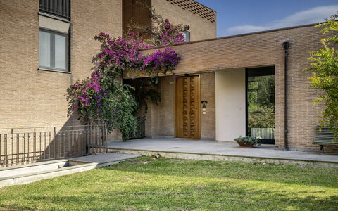 Villa Amyra 6+2: Pared, Barrio Residencial, Arbusto, Fachada, Casa, Ladrillo, Inmuebles, Jardín, Yarda, Paisajismo