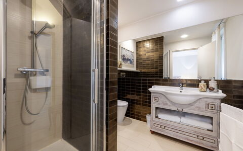 Villa Sparta 8+2: Baño, Arreglo De Tubería, Diseño De Interiores, Piso, Suelo, Lavabo, Bañera, Lavabo Del Baño, Grifo, Mueble De Baño