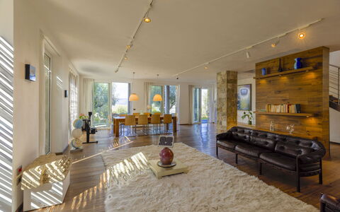 Brightline Villa 8: Piso, Suelo, Diseño De Interiores, Mueble, Madera, Techo, Suelos De Madera, Sofá, Encendiendo, Sala