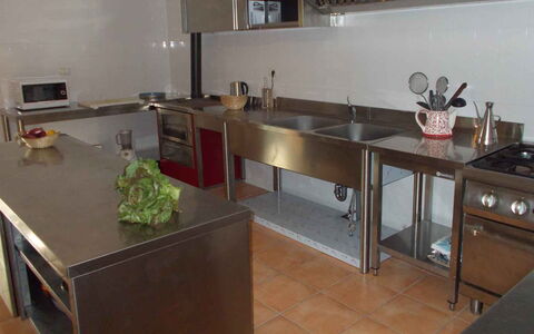 Villa Arbeio 8+6: Aparato De Cocina, Cocina, Electrodoméstico, Mostrador, Fregadero, Piso, Estufa De Cocina, Lavabo, Estufa, Arreglo De Tubería