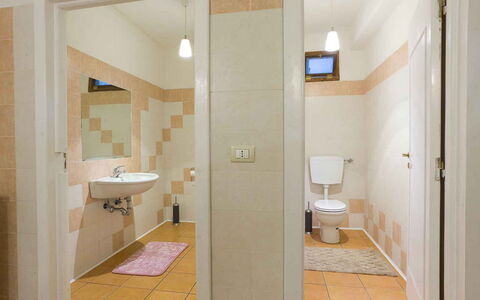 Villa Arbeio 8+6: Piso, Pared, Suelo, Arreglo De Tubería, Baño, Diseño De Interiores, Techo, Baño, Plomería, Habitación