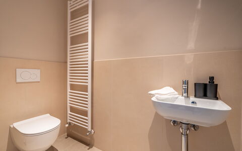 Cascina Buzio 12: Piso, Pared, Suelo, Baño, Arreglo De Tubería, Diseño De Interiores, Baño, Plomería, Asiento Del Baño, Loseta