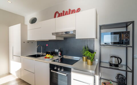 Aurora 2+2: Cocina, Aparato De Cocina, Mostrador, Gabinetes, Electrodoméstico, Diseño De Interiores, Estufa De Cocina, Mueble, Electrodoméstico, Piso