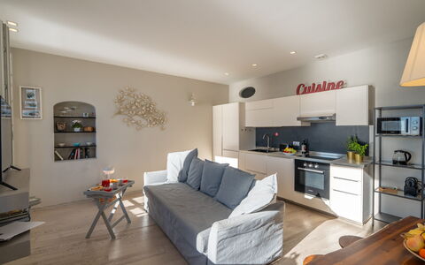 Aurora 2+2: Mueble, Diseño De Interiores, Piso, Habitación, Suelo, Madera, Techo, Sofá, Textil, Encendiendo