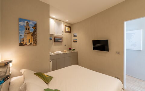 Aurora 2+2: Cama, Pared, Diseño De Interiores, Habitación, Suelo, Madera, Sábana, Piso, Lecho, Habitación