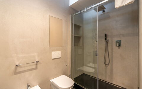 Aurora 2+2: Baño, Piso, Arreglo De Tubería, Pared, Suelo, Diseño De Interiores, Plomería, Espejo, Grifo, Baño