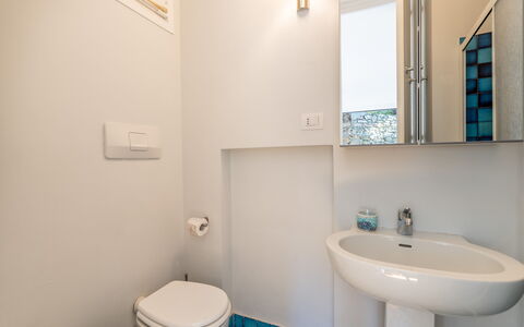 Casa Chiara 6+2: Baño, Lavabo Del Baño, Arreglo De Tubería, Pared, Piso, Diseño De Interiores, Lavabo, Suelo, Grifo, Espejo