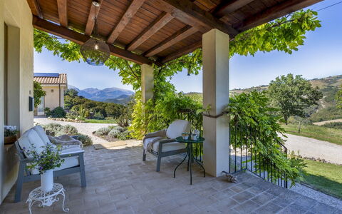 Casale la Cascina 8: Mueble, Silla, Jardín, Sombra, Mueble Para Exteriores, Paisajismo, Porche, Cocina Y Comedor Mesa, Eco Hotel