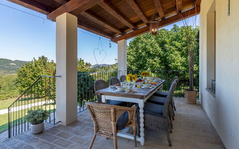 Casale la Cascina 8: Mueble, Silla, Mesa, Cocina Y Comedor Mesa, Mueble Para Exteriores, Mesa Al Aire Libre, Comedor, Sombra, Manchas De Madera, Mesa De Café