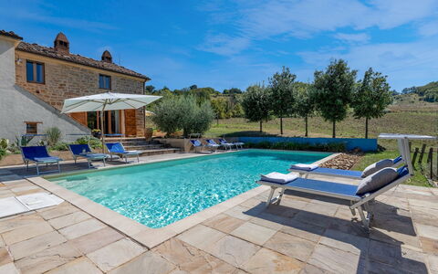 Casale la Cascina 8: Azul, Piscina, Inmuebles, Mueble Para Exteriores, Recurso, Villa, Eco Hotel, Paisajismo, Fuente De Agua, Hacienda