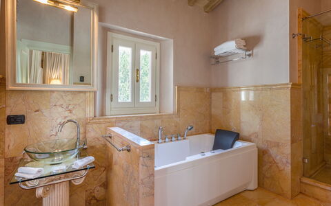 Villa Ginevra 12: Arreglo De Tubería, Bañera, Baño, Piso, Pared, Diseño De Interiores, Suelo, Grifo, Lavabo, Plomería